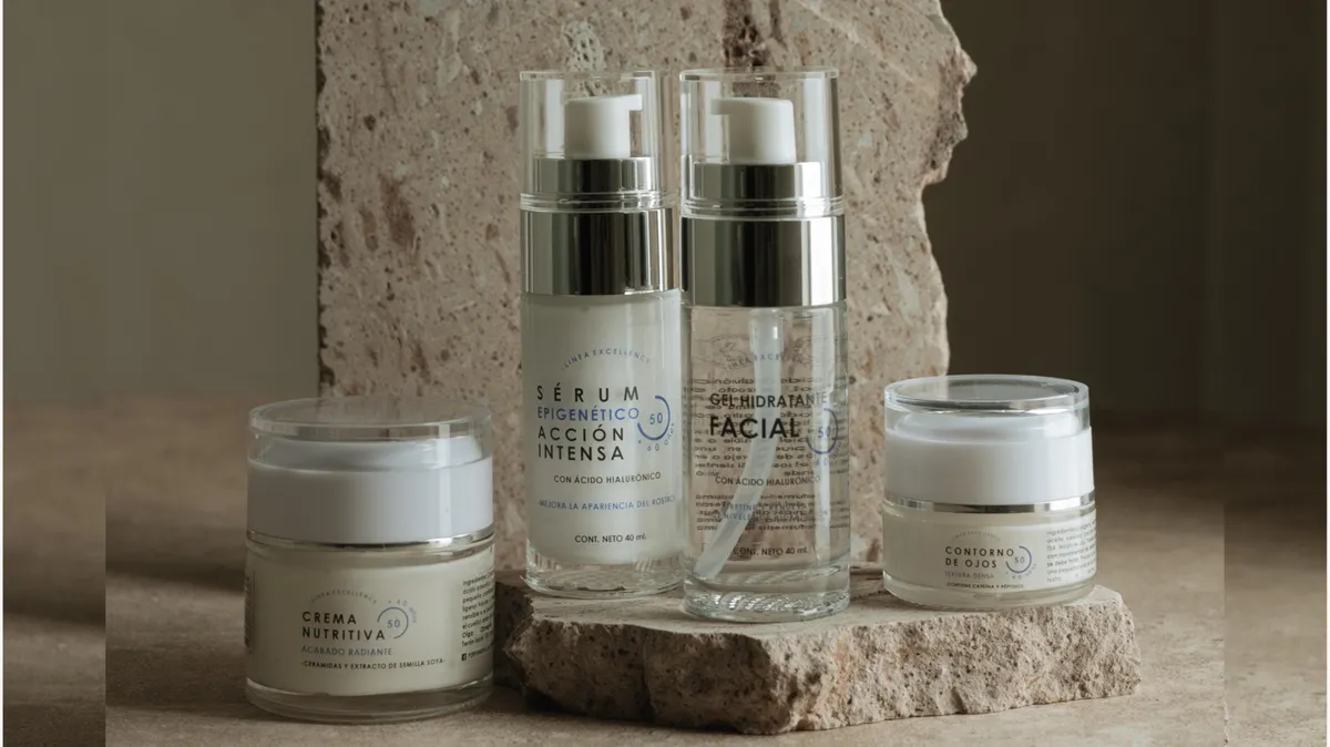 Envases de cosmética facial sobre superficie de piedra clara